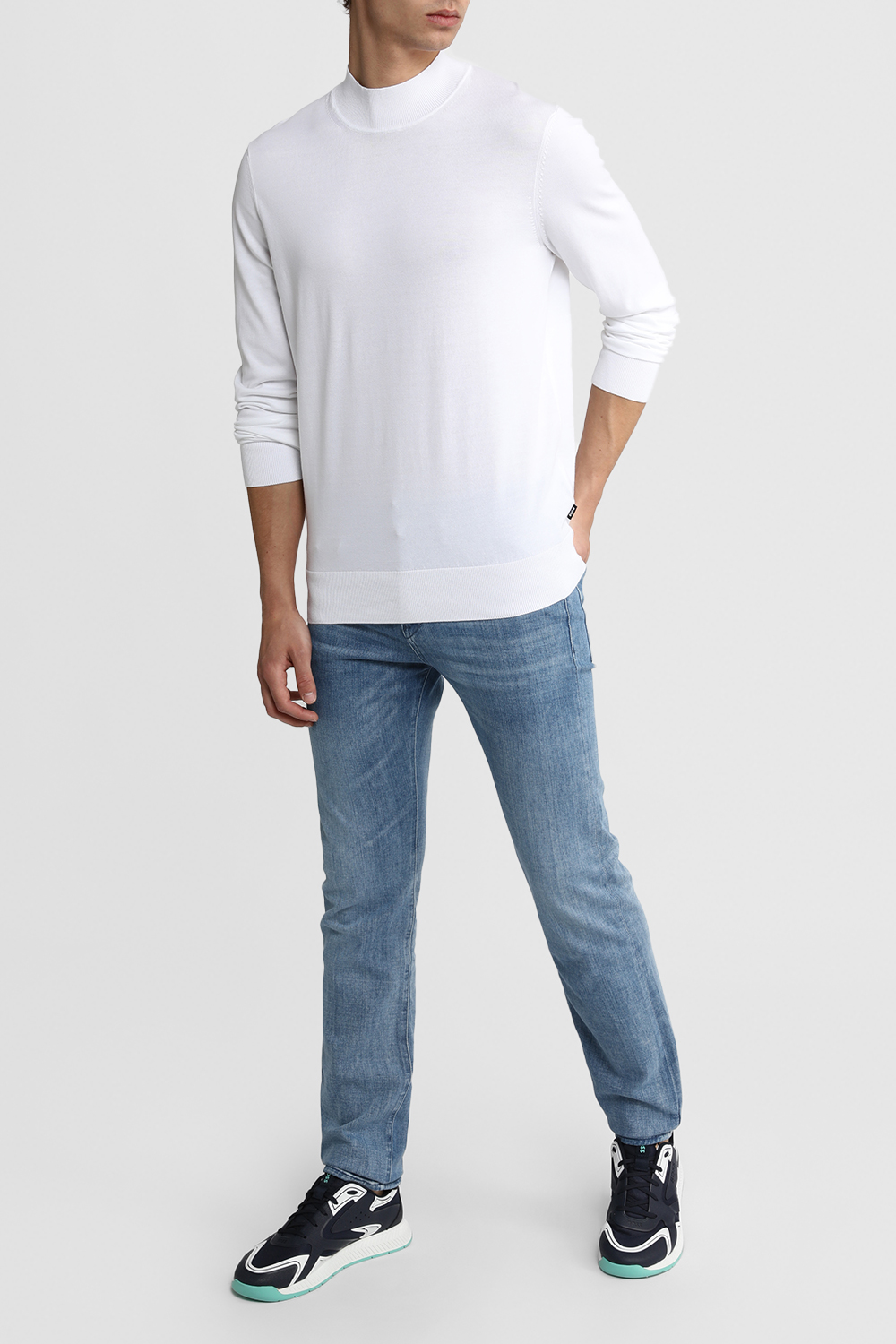 סריג עם צווארון סגור 